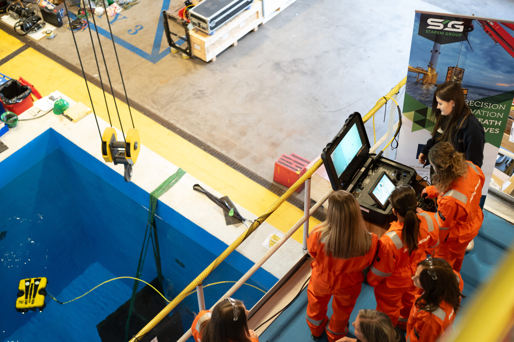 Girls in Energy using ROV in Film-Ocean's workshop